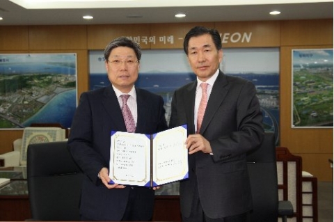 20일 인천시청에서 인천유나이티드 안상수 구단주(오른쪽)와 (주)한양 김기우 사장(왼쪽)이 올 시즌 후원협약 조인식을 갖고 기념촬영을 하고 있다.