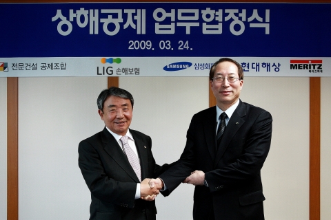 LIG손해보험 장남식 사장(오른쪽)과 전문건설공제조합 이철수 이사장이 ‘상해공제 업무협정식’을 마친 후 악수를 나누고 있다.