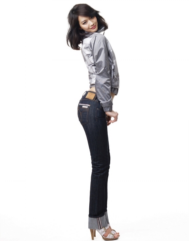 롤업진 데님을 입은 신민아