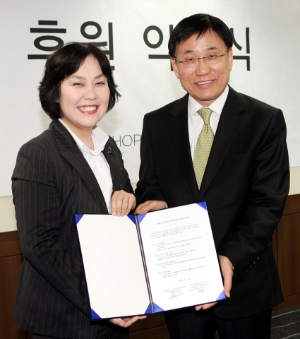 더페이스샵 송기룡 대표(오른쪽)가 30일 서울 역삼동 본사에서 한국여성의전화 정춘숙 대표와 연간 후원식을 갖고 이에 대한 약정서를 들어보이고 있다.