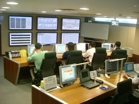 SK브로드밴드 직원들이 종합상황실에서 네트워크 현황을 점검하고 있다.