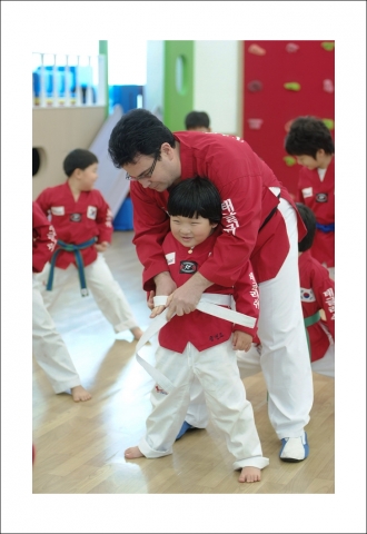 외국인 사범님의 영어태권도 특별수업 장면