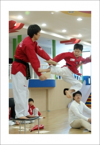 taeglish festival flying side-kick