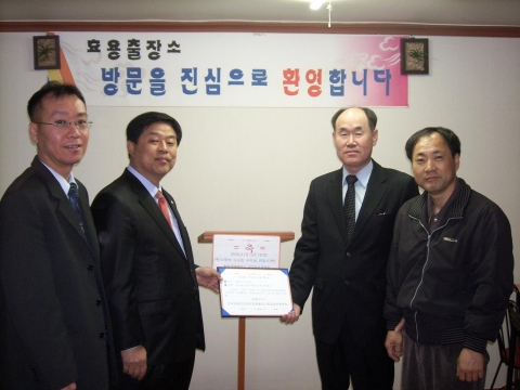 취업알선후원회 김 종필회장과 기념촬영