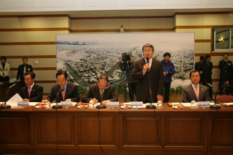 2010년 국·도비 확보를 위한 국회의원·도의원 초청간담회에서 박승호 포항시장이 인사말을 하고 있다. 왼쪽부터 이상천 경북도의회의장, 이병석 국회 국토해양위원장, 이상득 국회의원,