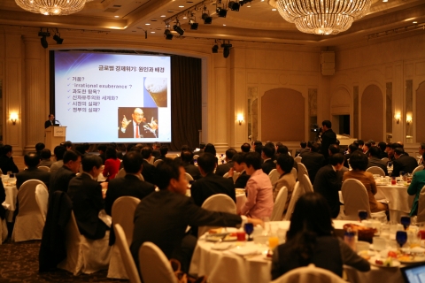 3월 11일 강남 리츠칼튼호텔에서 열린 서울과학종합대학원 4T CEO과정 총원우회 조찬세미나에 참석한 CEO들이 강연을 듣고 있다.