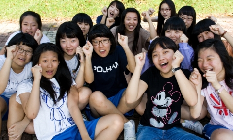 국립중앙청소년수련원의 학교단체청소년활동프로그램 중 공동체프로그램에 참여한 청소년들이 파이팅을 외치며 밝게 웃고 있다.