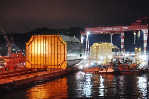 STX조선이 육상에서 건조된 6,500톤급 그린블록을 반잠수식 중량물 운반선인 헤비 리프터선으로 이동하고 있다.