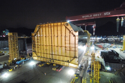 STX조선이 육상에서 건조된 6,500톤급 그린블록을 반잠수식 중량물 운반선인 헤비 리프터선으로 이동하고 있다.