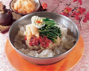 푸짐하고 매콤한 비빔냉면