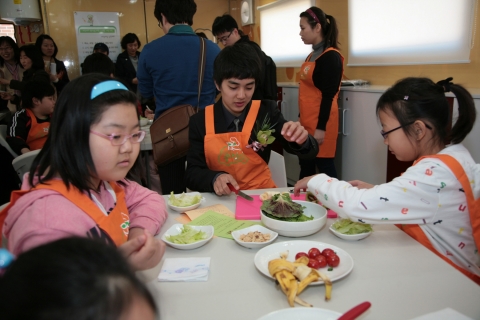 한국청소년단체협의회와 생명보험사회공헌위원회가 공동으로 개최한 &#039;찾아가는 쿠킹버스 출범식&#039;에서 한국청소년단체협의회 홍보대사이자 영화배우인 유승호군이 참가 어린이 청소년들과 함께 쿠킹버스 안에서 직접 요리를 만들고 있다.
