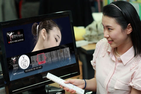4월 1일 여의도 KT미디어본부에서 직원들이 '제이에스티나 김연아 주얼리 기획전'을 시연해보이고 있다.