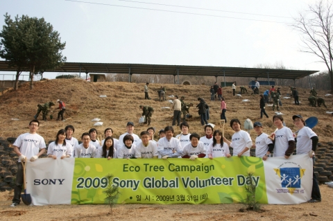 에코 트리 캠페인에 참가하여 직접 나무를 심고 자원봉사활동을 펼친 소니코리아 임직원들