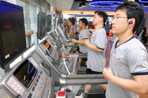 아시아나항공 직원들이 2009년 1월 오픈한 아시아나 피트니스 센터 (Asiana Fitness Center)에서 운동을 하고 있다.