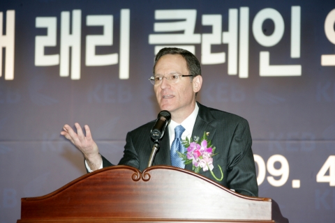 래리 클레인 신임 외환은행장이 1일 오전 9시 서울 을지로 외환은행 본점 대강당에서 열린 취임식에서 취임사를 하고 있다.