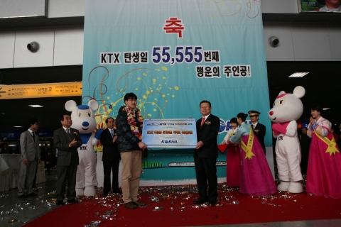 5개월짜리KTX특실이용권수여받고있는심익찬씨