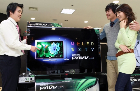 서울 롯데백화점 잠실점을 찾은 고객들이 삼성 파브 LED TV 7000 시리즈에 대한 제품 설명을 판매직원으로부터 듣고 있다.