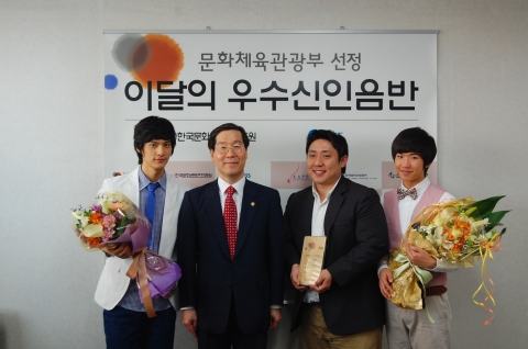 문화체육관광부는 4월 7일 ‘이달의 우수 신인음반’에 ‘JUMPER'를 선정, 시상했다. 
중앙 왼쪽 문화체육관광부 김장실 제1차관, 중앙 오른쪽 (주)티오피미디어 김수