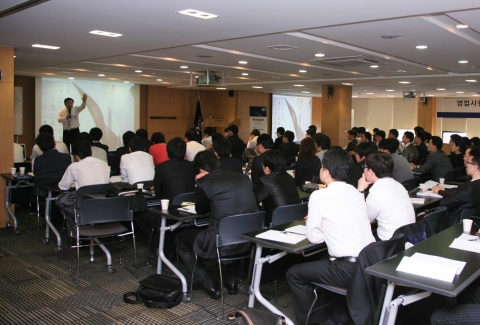 현대하이스코는 8일, 9일 양일간 자사직원과 고객사 직원을 대상으로 매출채권 관리교육을 시행했다. 강사로 초빙된 최흥식 3S컨설팅 대표가 강의를 진행하고 있다.