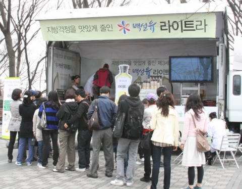 ‘백설유 라이트라’, 벚꽃축제 나선 시민들 무료로 체지방 측정 및 건강 상담