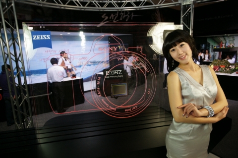 9일 개막된 ‘2009 서울국제사진영상기자재전’ 소니코리아 부스 내 소니 DSLR카메라 ‘알파’의 플래그십 모델