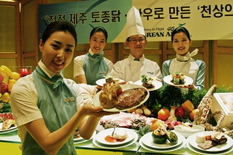 대한항공은 청정지역인 제주도 제동목장에서 방목 및 친환경 사료로 사육한 명품 한우와 토종닭으로 만든 기내식을 4월 1일부터 일등석에 제공하고 있다. 

명품 한우와 토종닭은 인