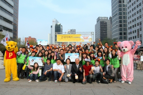 굿네이버스의 주최로 교원그룹 교육장 및 종각 일대에서 열린 모금봉사단 ‘팝콘 발대식’