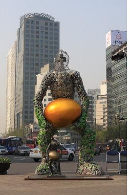 1,800여 명의 시민들이 함께 소망의 돌을 하나하나 쌓으면서 희망의 초인상으로 거듭 났다.