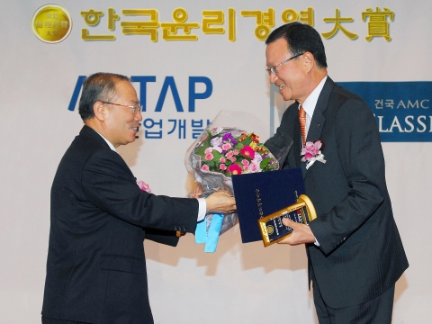 윤영두 아시아나항공 사장(우측)이 13일 밀레니엄 서울 힐튼호텔에서 열린 '한국 윤리경영 대상' 시상식에서 심사위원장인 박오수 서울대교수(좌측)으로부터 대기업부문