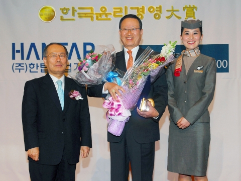 윤영두 아시아나항공 사장(가운데)이 13일 밀레니엄 서울 힐튼호텔에서 열린 '한국 윤리경영 대상' 시상식에서 대기업부문 종합대상을 수상한 후 심사위원장인 박오수 
