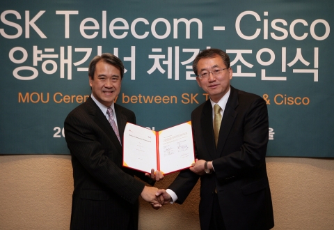 이명성 SK텔레콤 CTO 겸 u-City 사업단장(오른쪽)과 오웬 첸 (Owen Chan) Cisco사 아태지역운영담당 사장이 조인식을 마치고 악수를 나누고 있다.