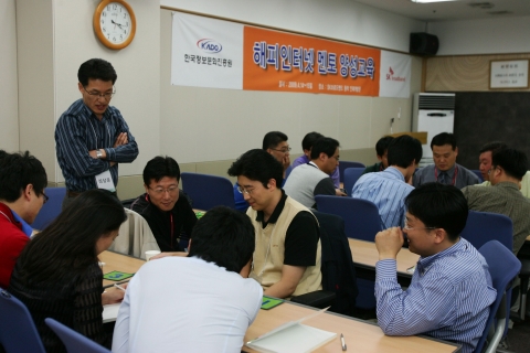 SK브로드밴드는 4월부터 한국정보문화진흥원과 협력해 청소년들의 인터넷중독 해소를 위한 ‘해피인터넷’ 활동을 시작한다. 14일과 15일 양일간 SK브로드밴드 동작정보센터에서 실시한 ‘해피인터넷 멘토 양성교육’에서 자발적으로 참석한 35명의 임직원들이 본 활동에 앞서 교육을 받고 있다.