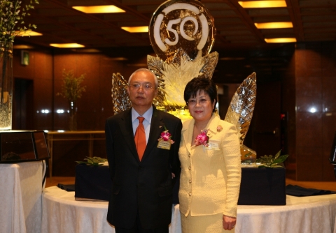 매출대상(대리점부문)을 수상한 장화식(우측)씨와 남편 현창건 씨