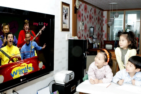미국 NBC 유니버셜의 어린이 영어전문채널인 ‘KidsCo’ 방송을 통해 영어 공부를 하고 있다.