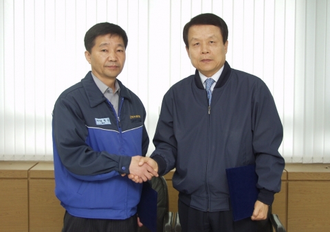 한국공항 노동조합은 4월 23일 서울 방화동 본사 빌딩에서 2009년도 임금협약에 관한 일체 사항을 회사측에 위임하는 행사를 열었다. 사진은 이명기 대표이사(오른쪽)와 권혁문 노조