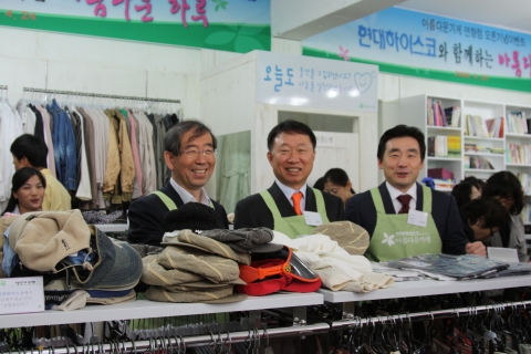 전남 순천시에서 열린 아름다운가게 연향점 개장식에서 박원순 아름다운가게 총괄상임이사, 현대하이스코 김원갑 부회장, 신성재 사장(왼쪽부터)이 매장을 둘러보고 있다.