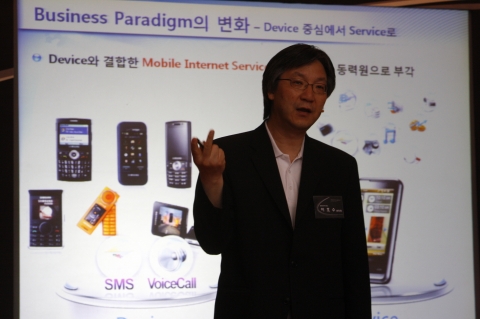 24일 서울 삼성동 코엑스 인터콘티넨털 호텔에서 개최된 '삼성 글로벌 개발자의 날' 행사에서 삼성전자 미디어솔루션센터(MSC)장 이호수 부사장이 삼성 휴대폰의 글