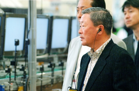 구본무 회장이 23일 경북 구미의 LG전자 TV공장에서 LCD TV 생산라인을 살펴보고 있는 모습