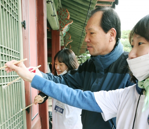 신한카드 이재우 사장(가운데)과 신한금융그룹 임직원들이 신한금융그룹 자원봉사대축제의 일환으로 실시된 창경궁 문화재 보호활동에서 창경궁 영춘헌의 먼지제거 작업을 하고 있다.