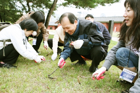 신한카드 이재우 사장(오른쪽 두번째)과 신한금융그룹 임직원들이 신한금융그룹 자원봉사 대축제의 일환으로 실시된 창경궁 분화재 보호활동에서 경내의 퇴치대상 외래식물 제거작업을 하고 있