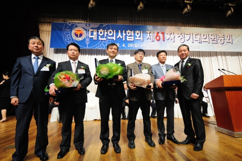제31회 녹십자 언론문화상 수상자들이 수상 후 포즈를 취했다. 사진 왼쪽부터 허재회 녹십자 대표이사, SBS 안영인 기자, 중앙일보 박태균 기자, 동아일보 김상훈 기자, 의학신문 
