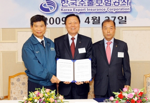 외환은행은 중소기업들의 유동성을 지원할 수 있는 ‘수출신용보증 연계 대·중소 상생협력대출’을 시행하고 27일 울산 현대호텔에서 외환은행 윤종호 부행장(오른쪽), 현대중공업 최길선 