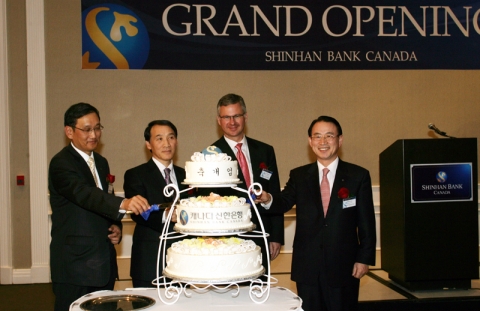좌측부터 김용길 법인장( Kim Yong Kil ), 하찬호 주 캐나다 대사( Ha Chan Ho), Edgar legzdins BMO Investments Inc CEO, 이백순