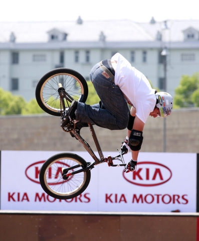 지난해 X게임 대회에서 세계 정상급 선수들이 어그레시브 인라인, BMX 등 멋진 경기를 펼치고 있는 모습.