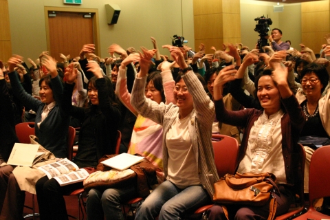2009 서울 뇌교육세미나에서 뇌를 깨우는 뇌체조를 하는 참석자들