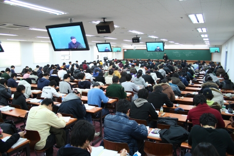 사진설명 : 노량진은 마무리 특강 중! 국가직 9급 공무원 시험을 앞두고 수험생들이 마무리 특강을 들으며 시험준비에 박차를 가하고 있다.