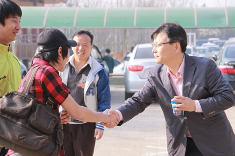 제자들을 시험장에 보내는 교수님의 마음도 수험생과 같이 긴장되기는 마찬가지. 지난 11일 순경 1차시험에서 교수님이 직접 시험장을 방문해 제자들을 격려하고 있다. (출처 : 남부경