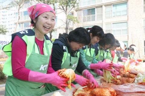 KT, 봄맞이 햇김치 담그기 봉사활동