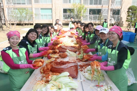 KT, 봄맞이 햇김치 담그기 봉사활동