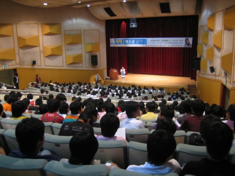아시아 태평양 이론물리센터(APCTP, 소장 피터 풀데)는 4월 16일(목), 전북 김제시립도서관을 시작으로 전국 11개 중소도시를 순회하며 '도서관 속의 과학강연(Phy